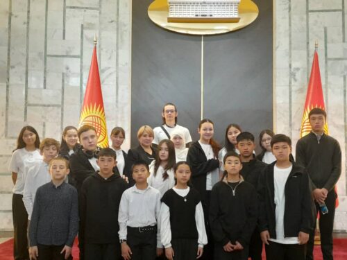 Экскурсия учеников УВК "Уникум Кидс" в парламент, организованная ЦИК КР