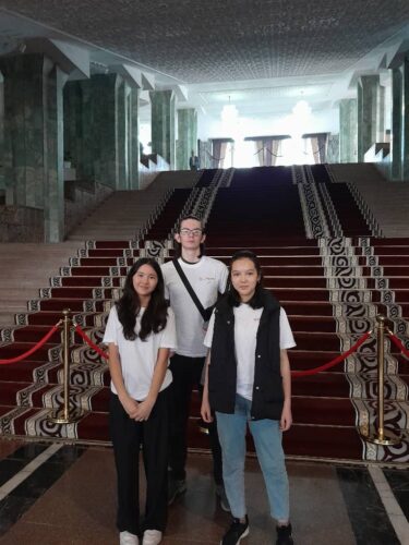 Экскурсия учеников УВК "Уникум Кидс" в парламент, организованная ЦИК КР